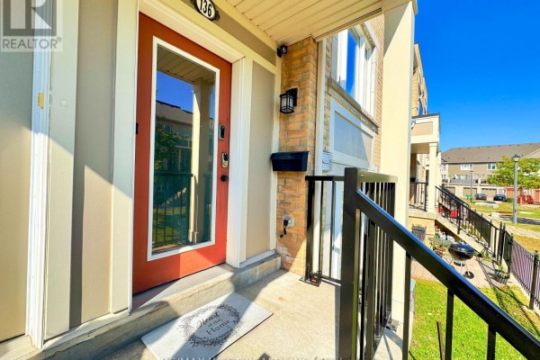 Kitchen - 136 - 60 Fairwood Circle, Brampton, ON L6R0Y6 Photo 3