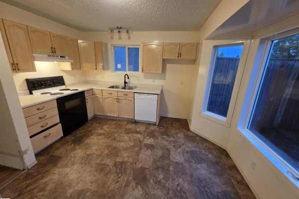 Kitchen - #136 5 Aberdeen Wy, Stony Plain, AB T7Z1N1 Photo 2
