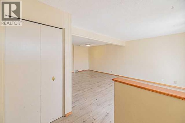 Foyer - 136 Castleridge Drive Ne, Calgary, AB T3J1Y8 Photo 5