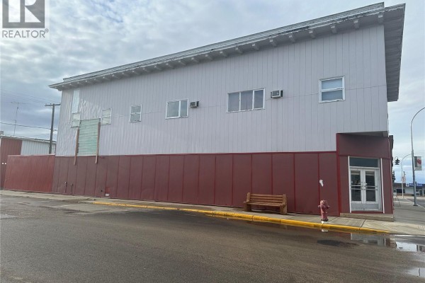 136 Center Street, Assiniboia, SK, photo 2