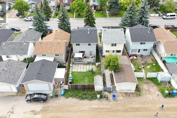 4pc Bathroom - 136 Martindale Drive Ne, Calgary, AB T3J3G5 Photo 5