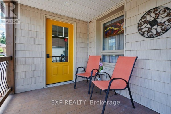 Foyer - 136 Park Street, Brockville, ON K6V2G9 Photo 3