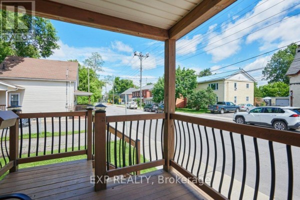 Living room - 136 Park Street, Brockville, ON K6V2G9 Photo 4