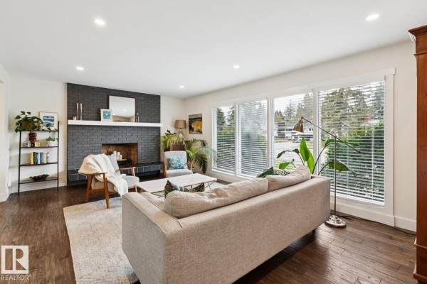 Family room - 13615 Buena Vista Rd Nw, Edmonton, AB T5R5R5 Photo 4