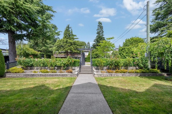 13632 Blackburn Avenue, White Rock, BC V4B2Y8 Photo 3