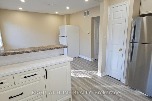 Living room - 1365 Mary Street, Oshawa, ON L1G6T2 Photo 3