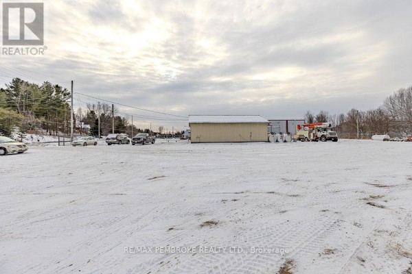 1366 Pembroke Street E, Laurentian Valley, ON K8A6W2 Photo 4