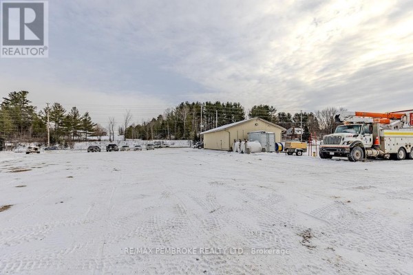 1366 Pembroke Street E, Laurentian Valley, ON K8A6W2 Photo 5