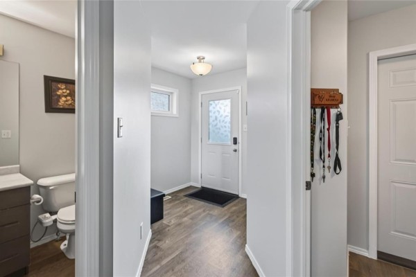 Laundry room - 1369 Ravelston Avenue, Winnipeg, MB R2C1W6 Photo 4