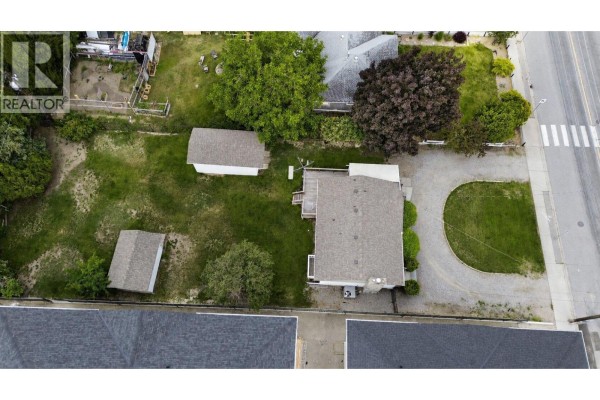 137 Green Avenue W, Penticton, BC V2A3S9 Photo 2