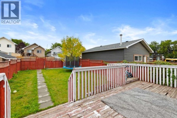 Kitchen - 137 Martinpark Way Ne, Calgary, AB T3J3M8 Photo 4