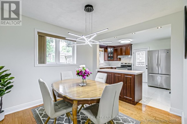 Kitchen - 137 Merkley Square, Toronto, ON M1G2Y5 Photo 4