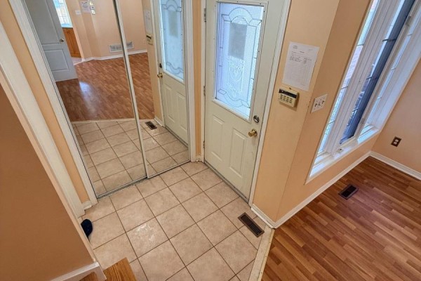Living room - 137 Pressed Brick Drive, Brampton, ON L6V4K5 Photo 3