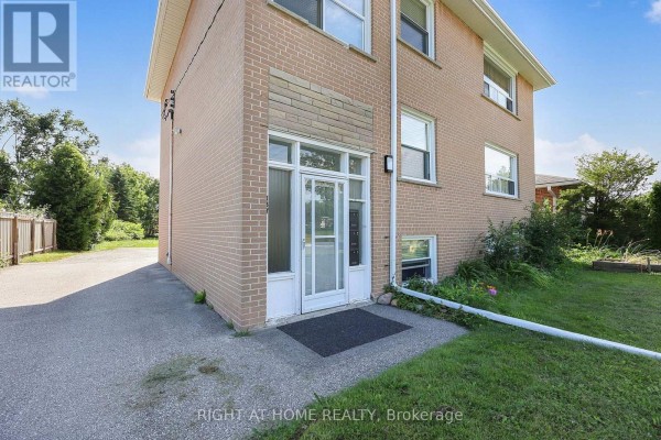 Living room - 137 Vancouver Street, Barrie, ON L4M4M5 Photo 4