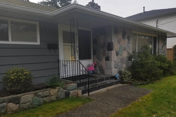 13706 North Bluff Road, White Rock, BC V4B3B9 Photo 2