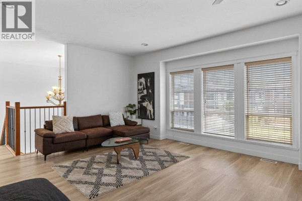 Living room - 1374 Mcinnes Avenue, Kelowna, BC V1Y5V9 Photo 4