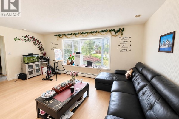 1374 Sowden Street, North Vancouver, BC V7P1L8 Photo 3