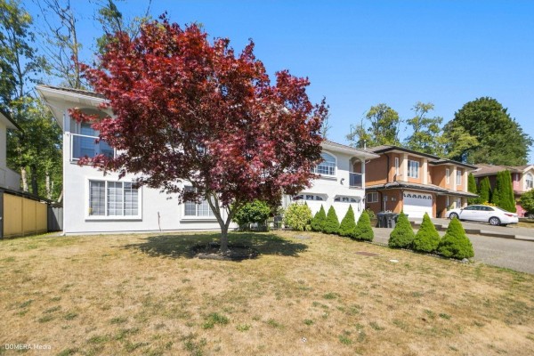 13755 93a Avenue, Surrey, BC V3V8A9 Photo 2