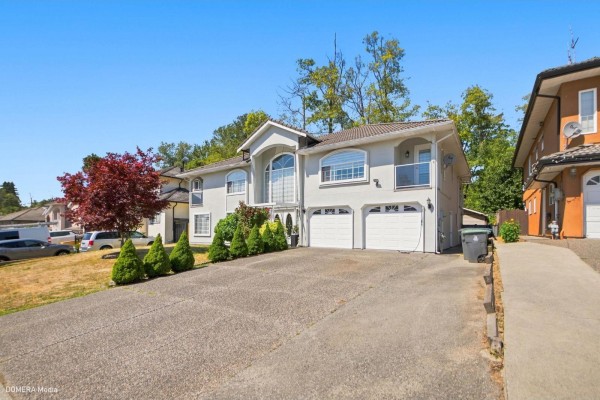13755 93a Avenue, Surrey, BC V3V8A9 Photo 3