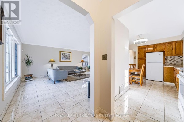 Living room - 1377 Birchmount Road, Toronto, ON M1P2E2 Photo 4