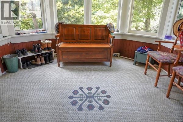 Ensuite - 1377 Rockland Ave, Victoria, BC V8S1V7 Photo 4