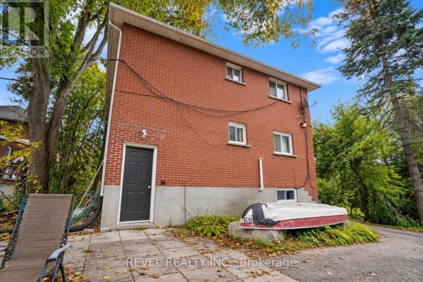 Bedroom 3 - 138 Innisfil Street, Barrie, ON L4N3E7 Photo 3