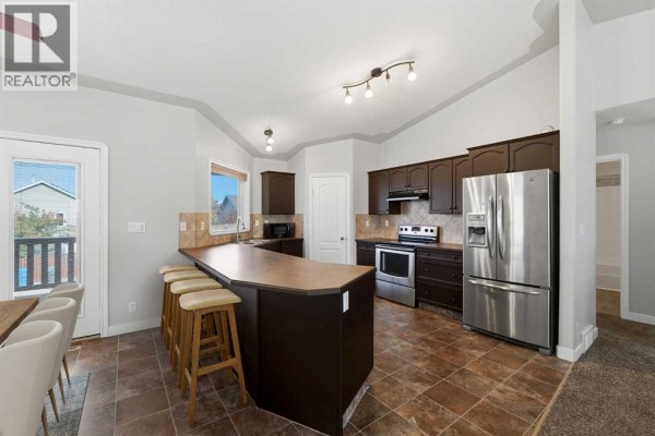 Dining room - 138 Jenner Crescent, Red Deer, AB T4P0E4 Photo 2