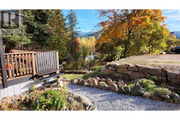 Kitchen - 1380 Queen Street, Rossland, BC V0G1Y0 Photo 3