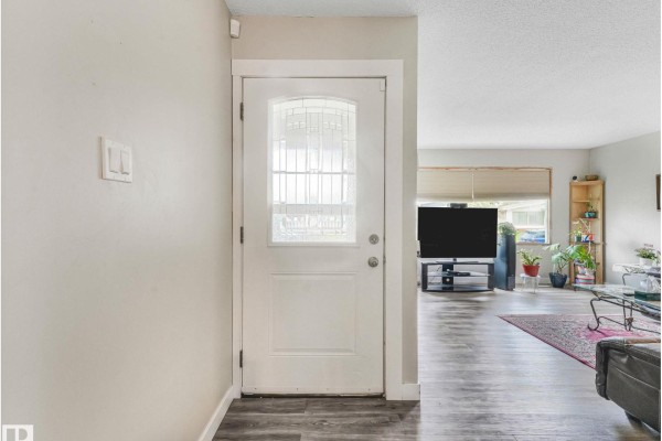 Kitchen - 13807 92 St Nw, Edmonton, AB T5E3S1 Photo 3