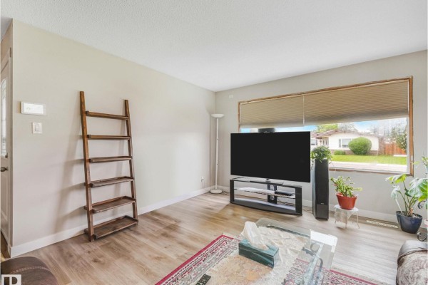 Primary Bedroom - 13807 92 St Nw, Edmonton, AB T5E3S1 Photo 5