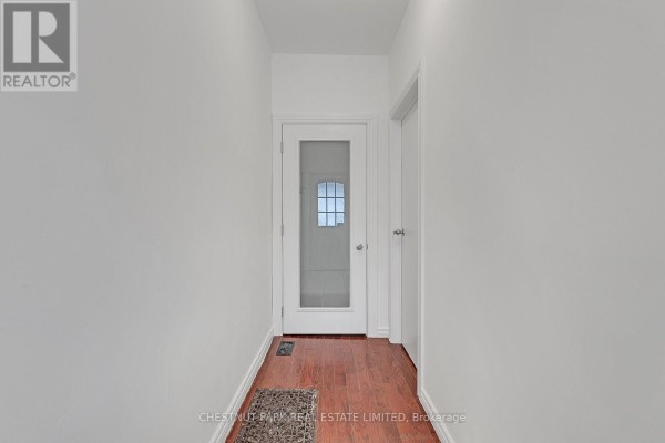 Living room - 1383 Lansdowne Avenue, Toronto, ON M6H3Z9 Photo 3