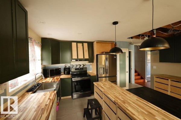 Kitchen - 13836 26 St Nw, Edmonton, AB T5Y1B4 Photo 3