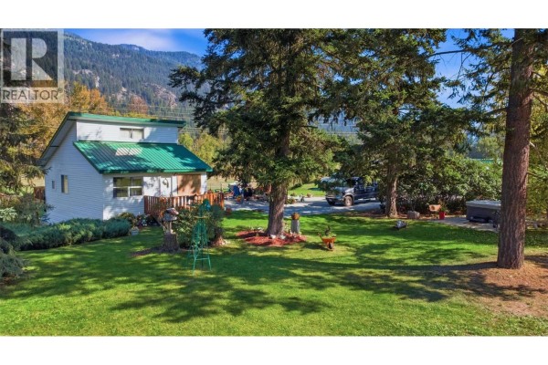 Kitchen - 1385 6 Highway, Cherryville, BC V0E2G1 Photo 5