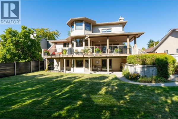 Full bathroom - 1385 Mountain Avenue, Kelowna, BC V1Y7H3 Photo 2