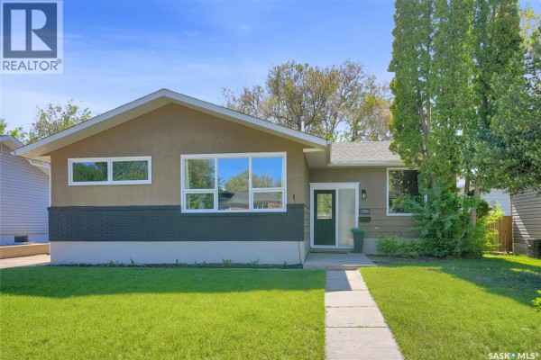 Living room - 1385 Queen Crescent, Moose Jaw, SK S6H3G5 Photo 2