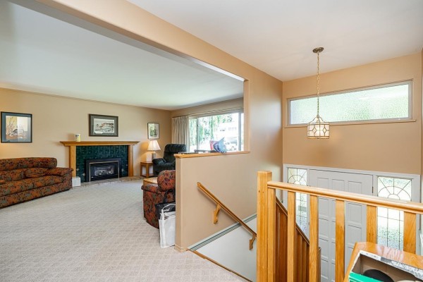 13852 Malabar Avenue, White Rock, BC V4B2X9 Photo 3