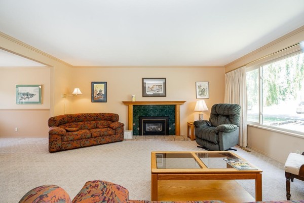 13852 Malabar Avenue, White Rock, BC V4B2X9 Photo 4
