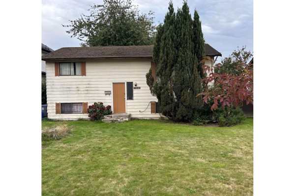 13854 89a Avenue, Surrey, BC V3V6K9 Photo 2