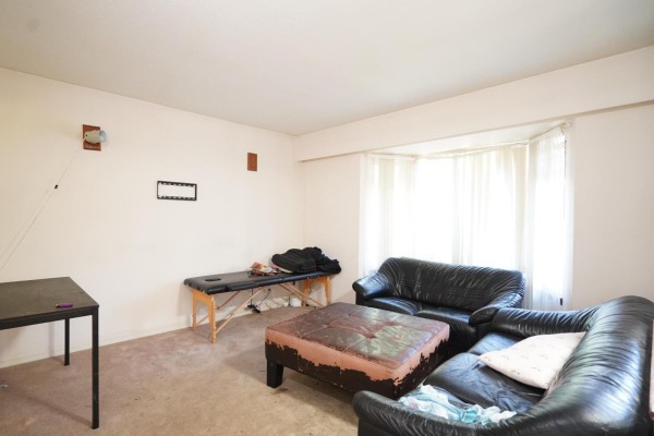13870 Laurel Drive, Surrey, BC V3T1A9 Photo 3