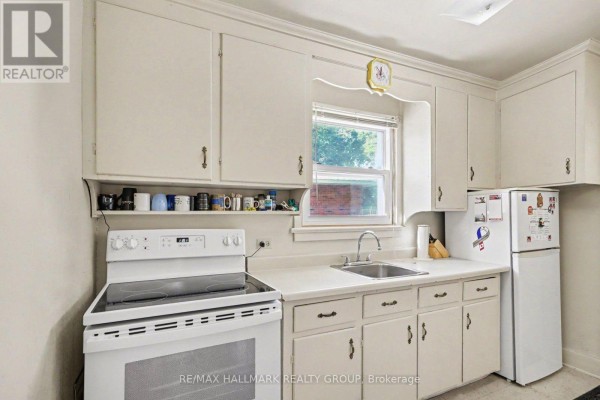 Kitchen - 1388 Normandy Crescent, Ottawa, ON K2C0N5 Photo 3
