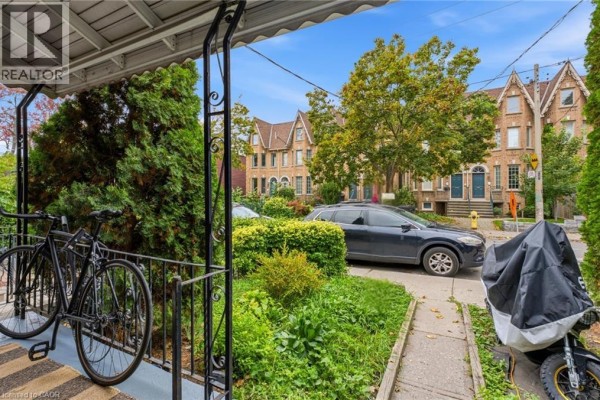 Kitchen - 139 Euclid Avenue, Toronto, ON M6J2J8 Photo 3