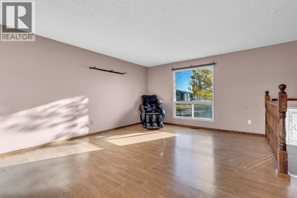 Living room - 139 Falton Way Ne, Calgary, AB T3J1J5 Photo 5