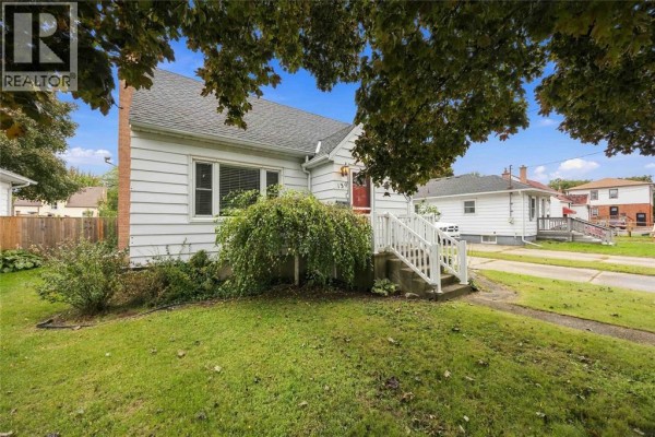Laundry room - 139 Gordon Street, Sarnia, ON N7T6N7 Photo 4