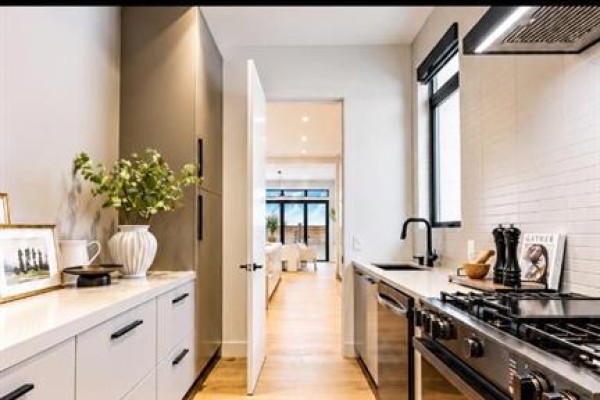 Kitchen - 139 Greenwich Heath Nw, Calgary, AB T3B5X4 Photo 2