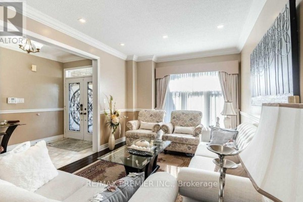 Kitchen - 139 Haymer Drive, Vaughan, ON L6A2P4 Photo 3