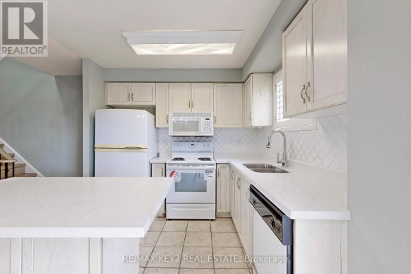 Kitchen - 139 Kelso Crescent, Vaughan, ON L6A2K7 Photo 3