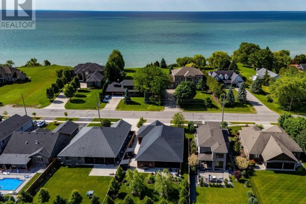 Aerial view of houses and backyards, with a scenic view of the lake in the background. - 139 New Lakeshore Road, Norfolk