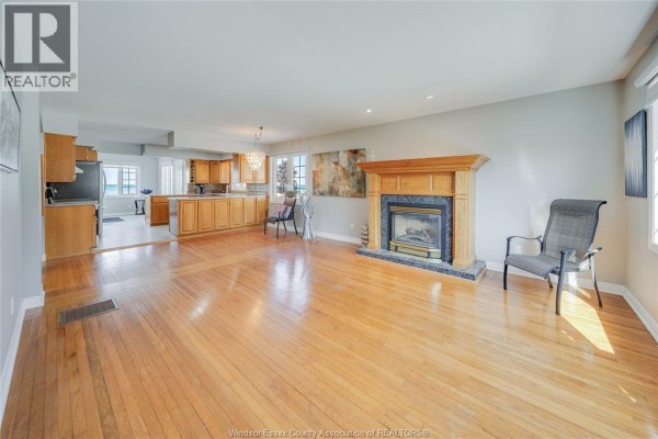 Family room - 13902 Riverside Drive, Tecumseh, ON N8W1B6 Photo 5