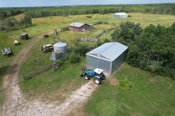 Kitchen - 139100 #6 Highway, Camper, MB R0C0E0 Photo 3