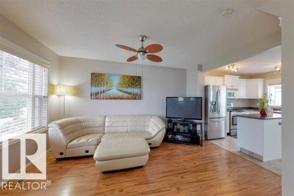 Kitchen - 13924 152 Av Nw, Edmonton, AB T6V1T5 Photo 3